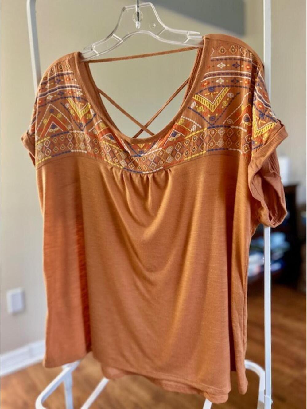 Jeretshung Women's Medium Orange Patterned Short Sleeve Top